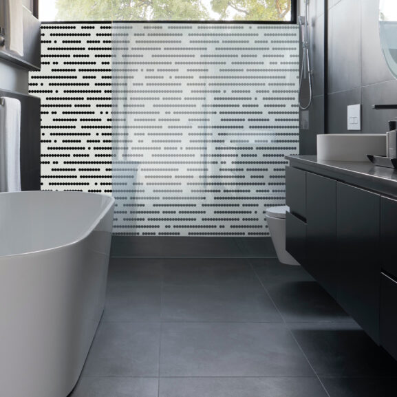 mozaika pod prysznicem - łazienka - wanna - czerń i biel - heksagon - wnętrza - inspiracje