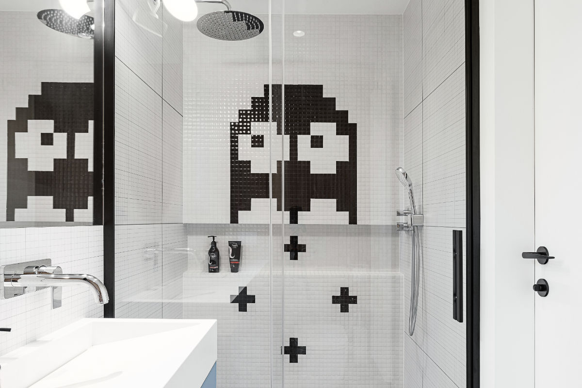 Czarno-biała mozaika w estetyce starych gier video pod prysznicem.
