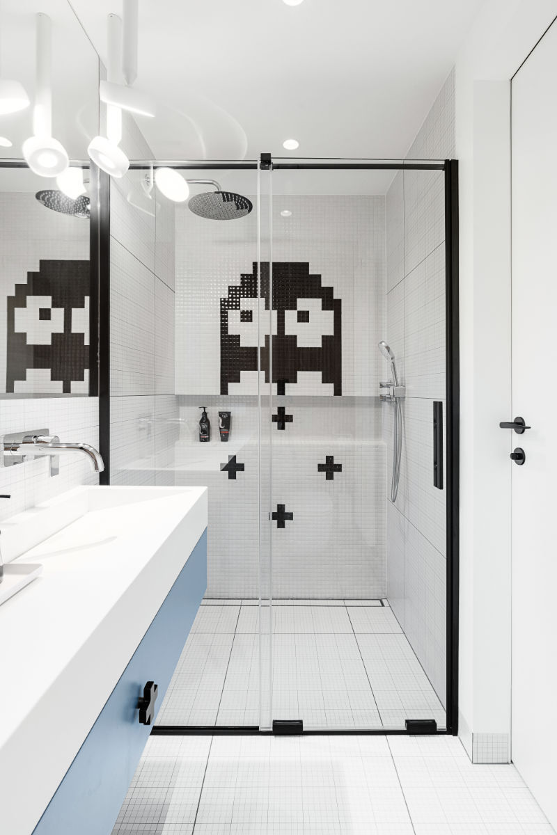 Czarno-biała mozaika w estetyce starych gier video pod prysznicem.