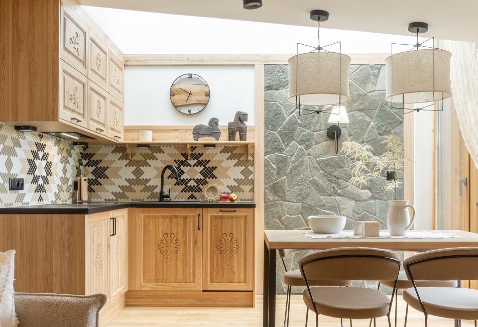 Apartament w zakopiańskim stylu wzór mozaiki haft podhalański